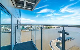 Skyvillion - London River Thames Top Floor Apartments By Woolwich Ferry, Mins To London Excel, O2 Arena , London City Airport With Parking