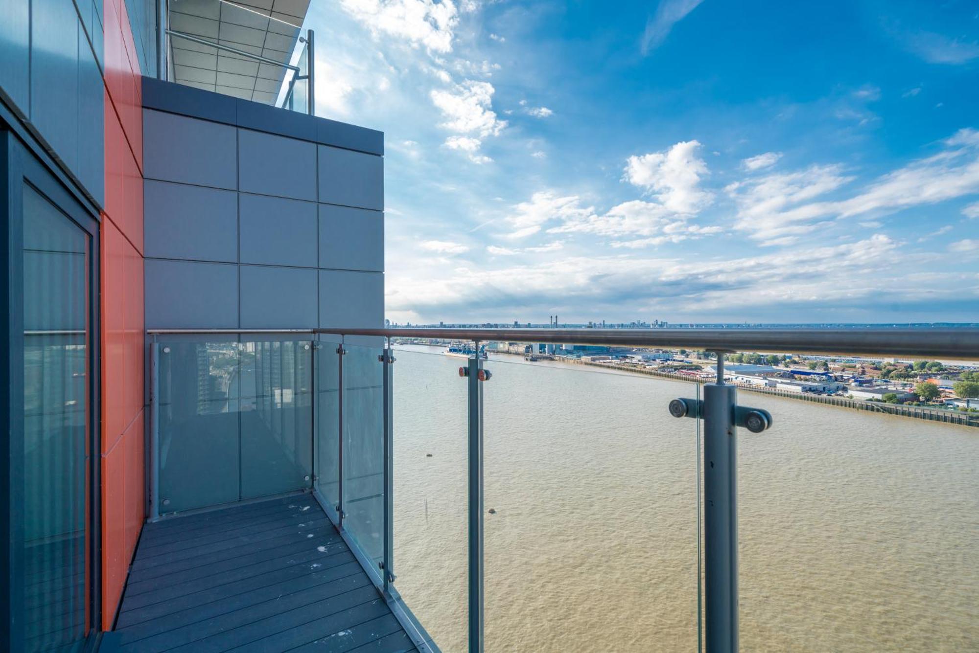 Skyvillion: Riverside Apartments with City Views London Exterior photo
