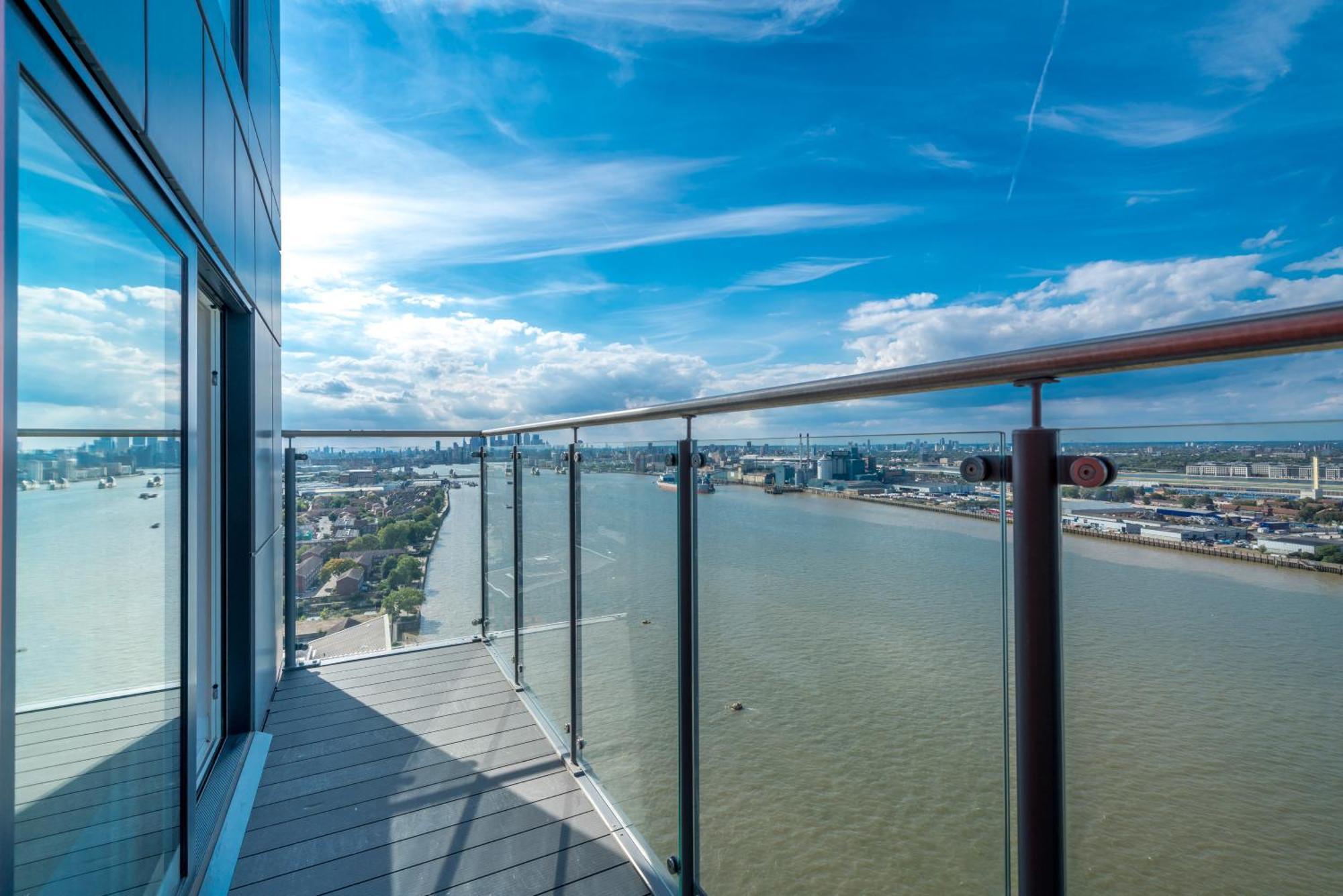Skyvillion: Riverside Apartments with City Views London Exterior photo