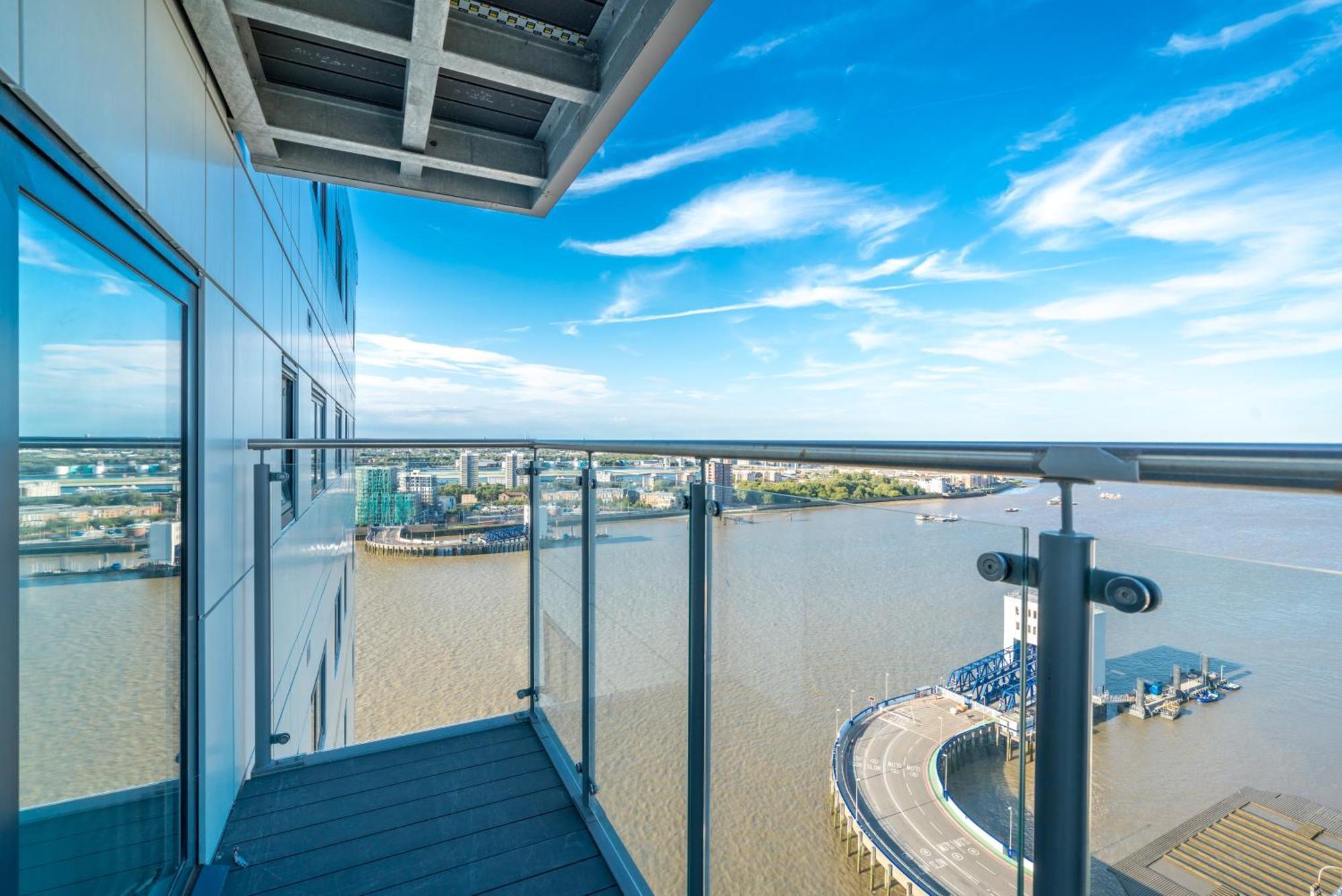 Skyvillion: Riverside Apartments with City Views London Exterior photo